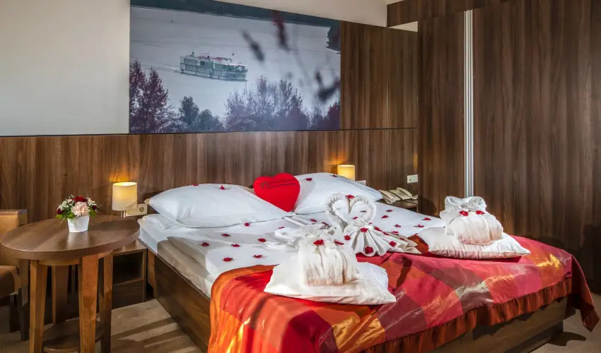 Royal Club Hotel Visegr�d - M�rcius 15.  (min. 2 �j)