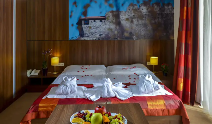 Royal Club Hotel Visegr�d - M�rcius 15.  (min. 2 �j)