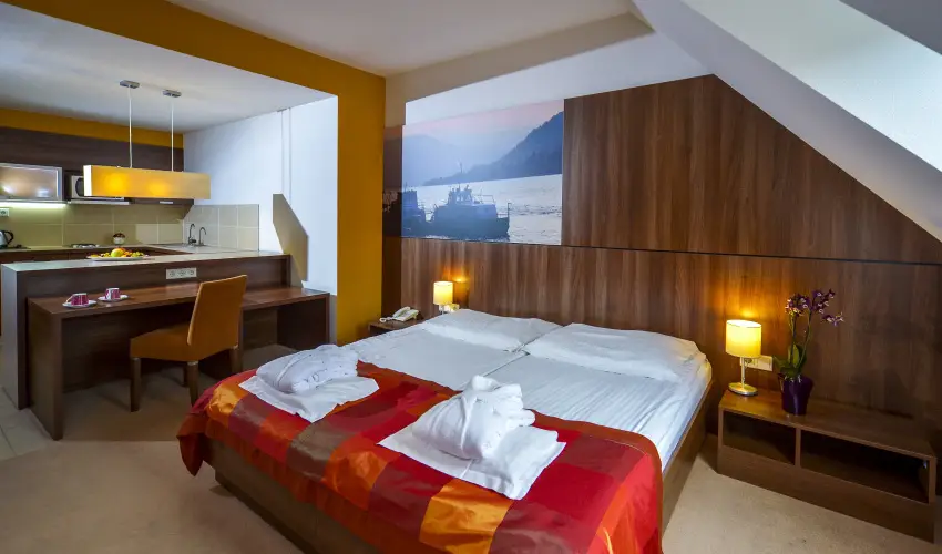 Royal Club Hotel Visegr�d - M�rcius 15.  (min. 2 �j)