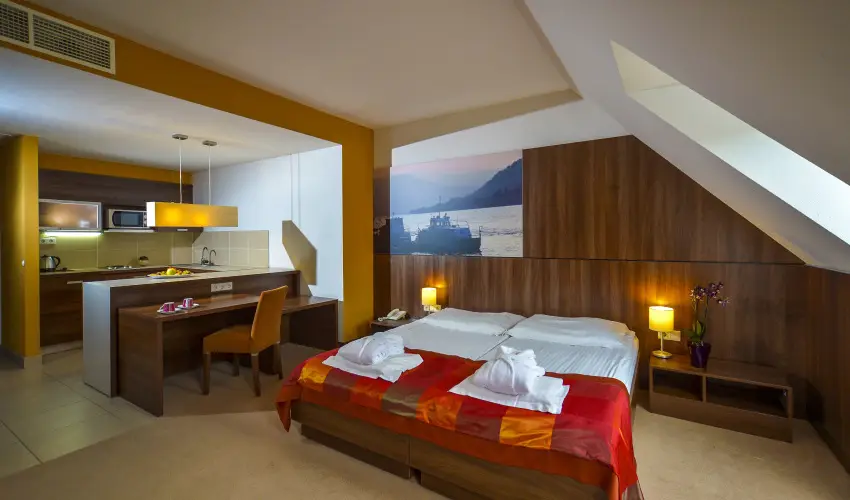 Royal Club Hotel Visegr�d - M�rcius 15.  (min. 2 �j)