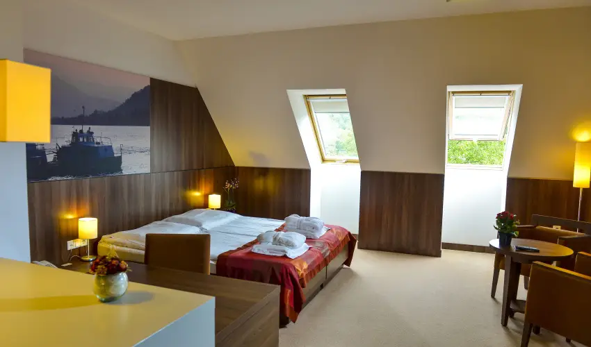 Royal Club Hotel Visegr�d - M�rcius 15.  (min. 2 �j)