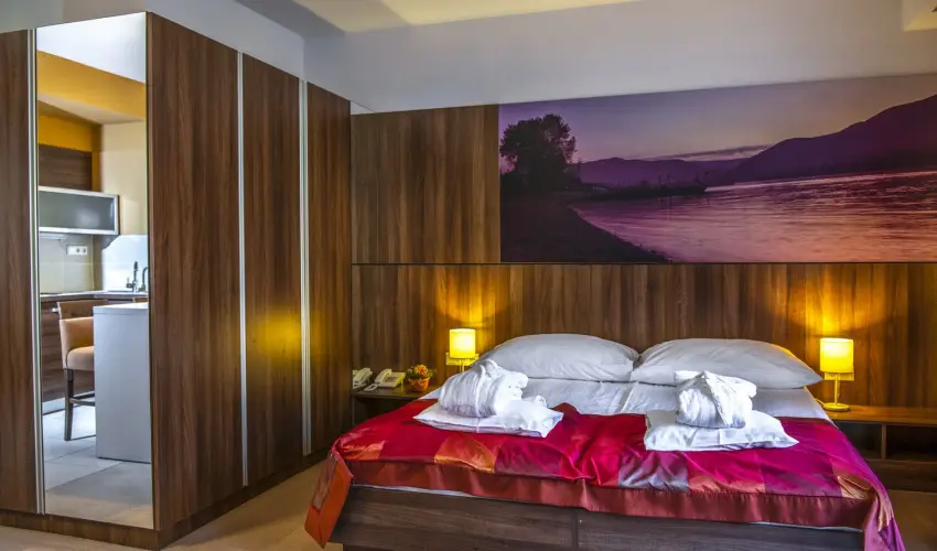 Royal Club Hotel Visegr�d - M�rcius 15.  (min. 2 �j)
