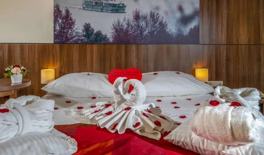 Royal Club Hotel Visegr�d - M�rcius 15.  (min. 2 �j)