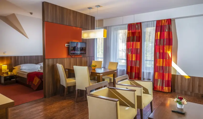 Royal Club Hotel Visegr�d - M�rcius 15.  (min. 2 �j)