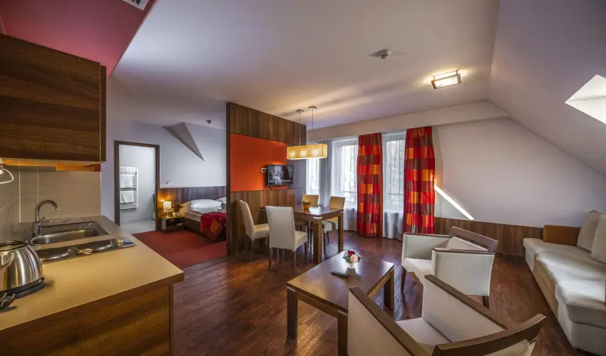 Royal Club Hotel Visegr�d - M�rcius 15.  (min. 2 �j)