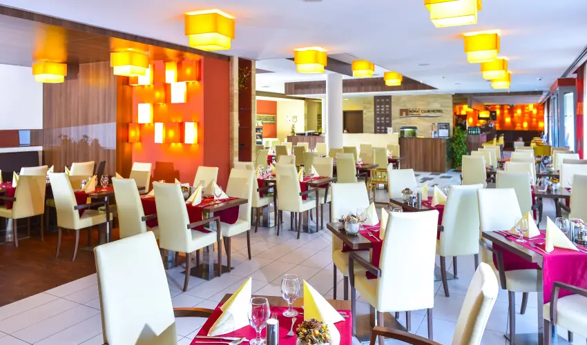 Royal Club Hotel Visegr�d - M�rcius 15.  (min. 2 �j)