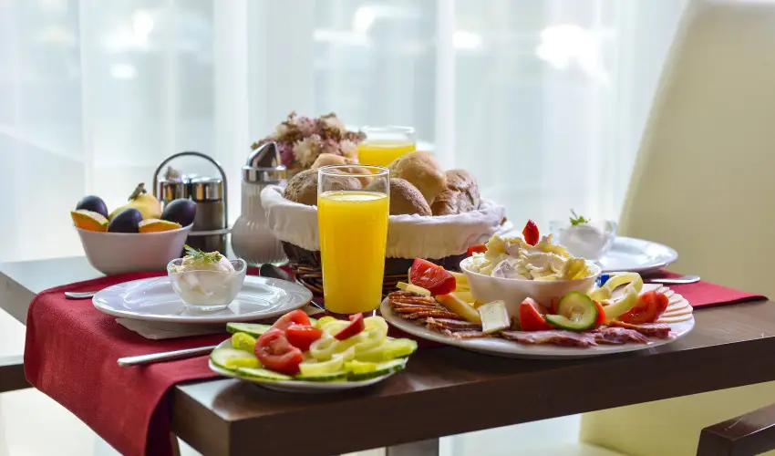 Royal Club Hotel Visegr�d - M�rcius 15.  (min. 2 �j)