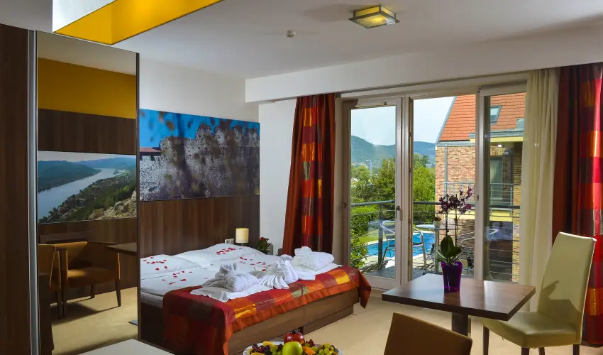 Royal Club Hotel Visegr�d - M�rcius 15.  (min. 2 �j)