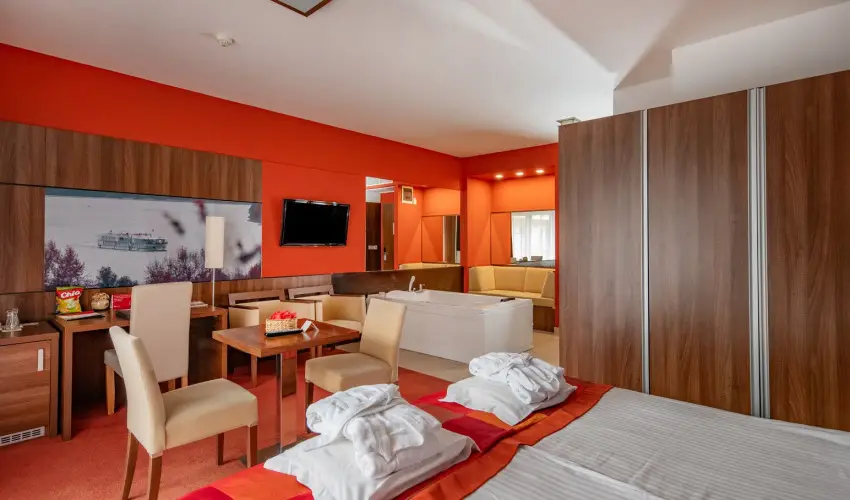 Royal Club Hotel Visegr�d - M�rcius 15.  (min. 2 �j)