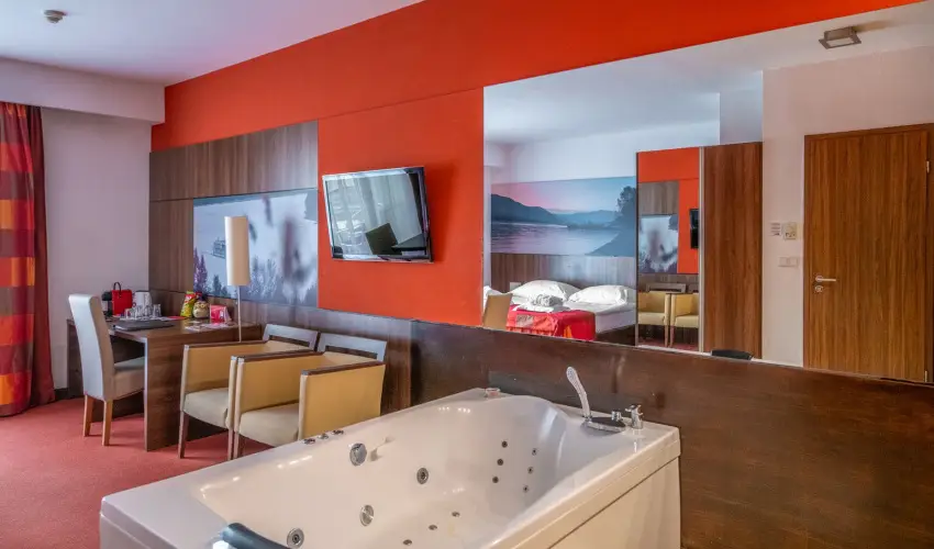 Royal Club Hotel Visegr�d - M�rcius 15.  (min. 2 �j)