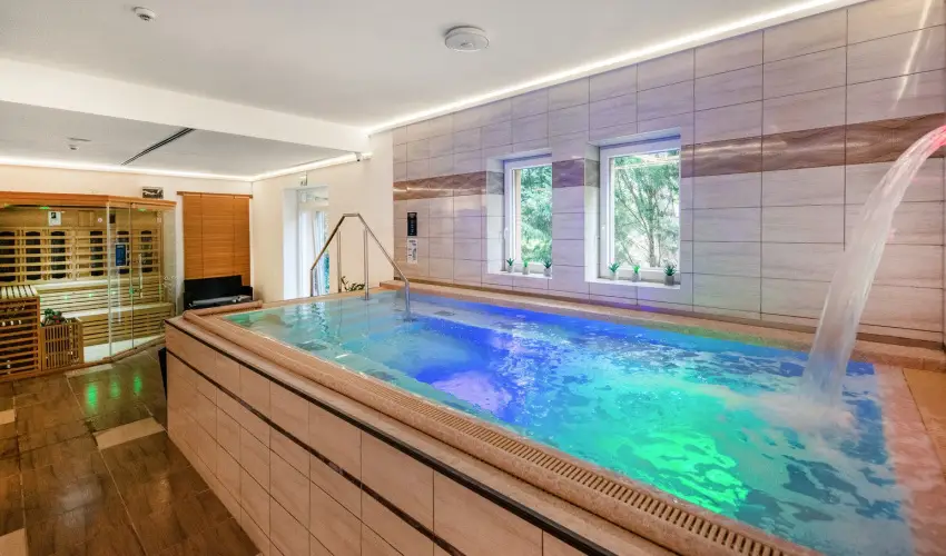 Royal Club Hotel Visegr�d - M�rcius 15.  (min. 2 �j)