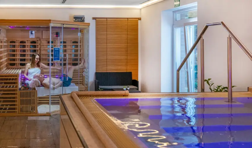 Royal Club Hotel Visegr�d - M�rcius 15.  (min. 2 �j)