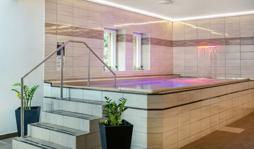 Royal Club Hotel Visegr�d - M�rcius 15.  (min. 2 �j)
