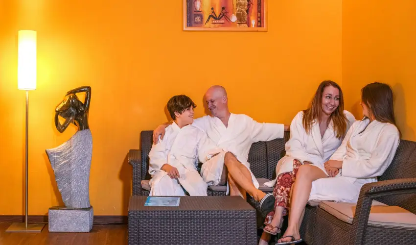 Royal Club Hotel Visegr�d - M�rcius 15.  (min. 2 �j)