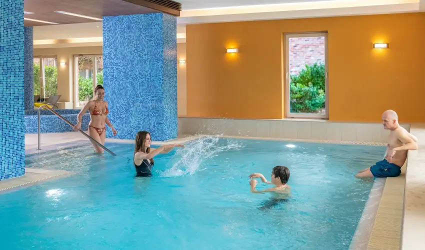 Royal Club Hotel Visegr�d - M�rcius 15.  (min. 2 �j)