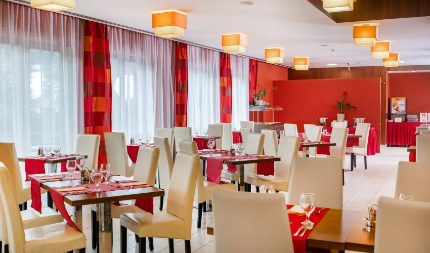 Royal Club Hotel Visegr�d - M�rcius 15.  (min. 2 �j)
