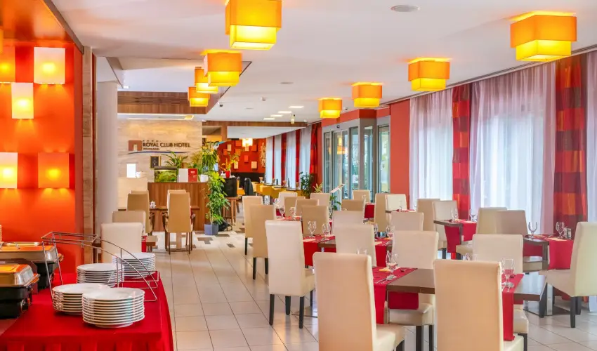 Royal Club Hotel Visegr�d - M�rcius 15.  (min. 2 �j)