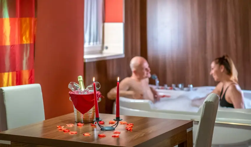Royal Club Hotel Visegr�d - M�rcius 15.  (min. 2 �j)