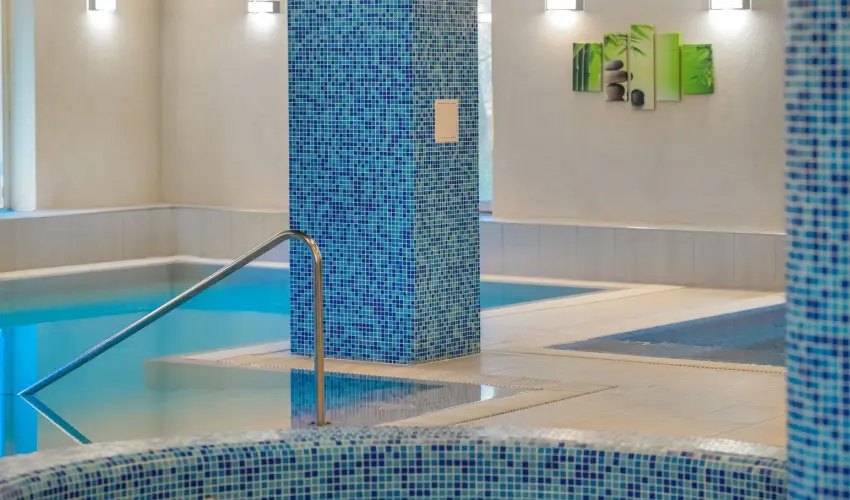 Royal Club Hotel Visegr�d - M�rcius 15.  (min. 2 �j)