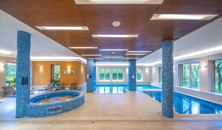 Royal Club Hotel Visegr�d - M�rcius 15.  (min. 2 �j)