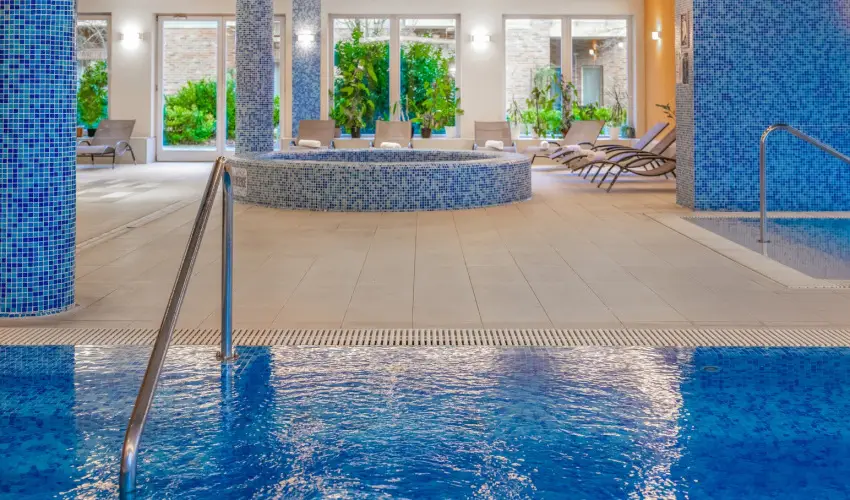 Royal Club Hotel Visegr�d - M�rcius 15.  (min. 2 �j)