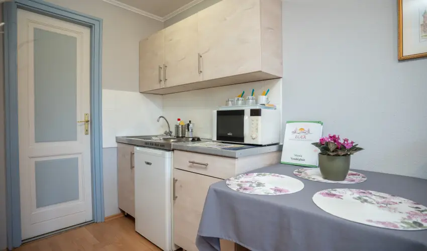 Siesta Vend�gh�z Eger - M�rcius 15. (min. 2 �j)