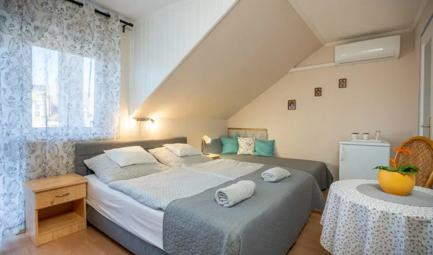 Siesta Vend�gh�z Eger - M�rcius 15. (min. 2 �j)