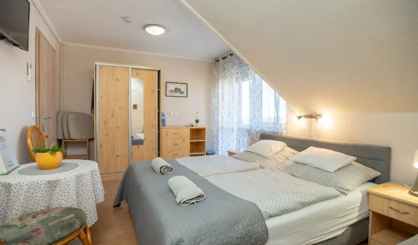Siesta Vend�gh�z Eger - M�rcius 15. (min. 2 �j)