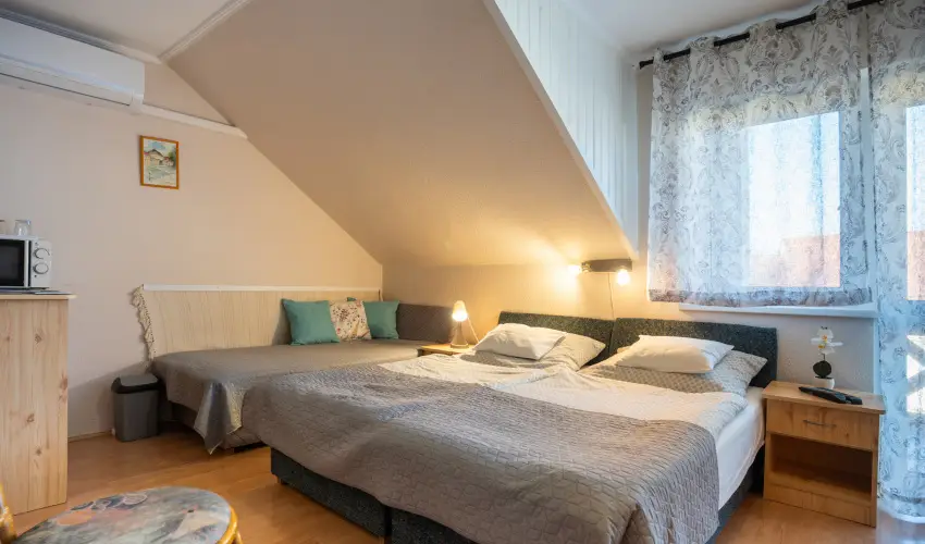 Siesta Vend�gh�z Eger - M�rcius 15. (min. 2 �j)
