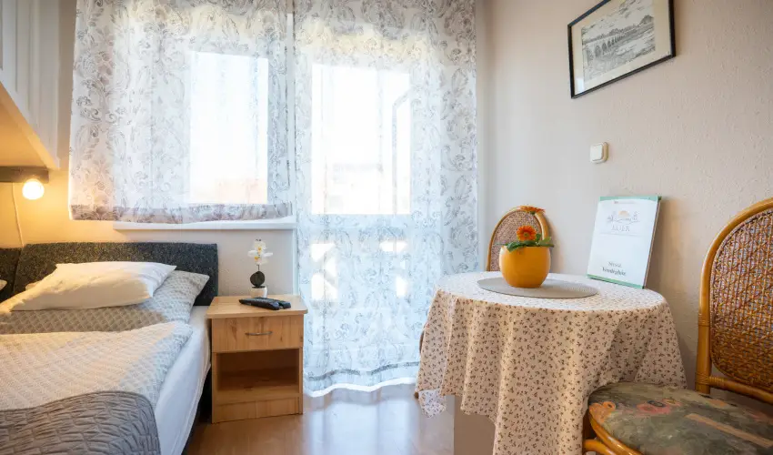 Siesta Vend�gh�z Eger - M�rcius 15. (min. 2 �j)