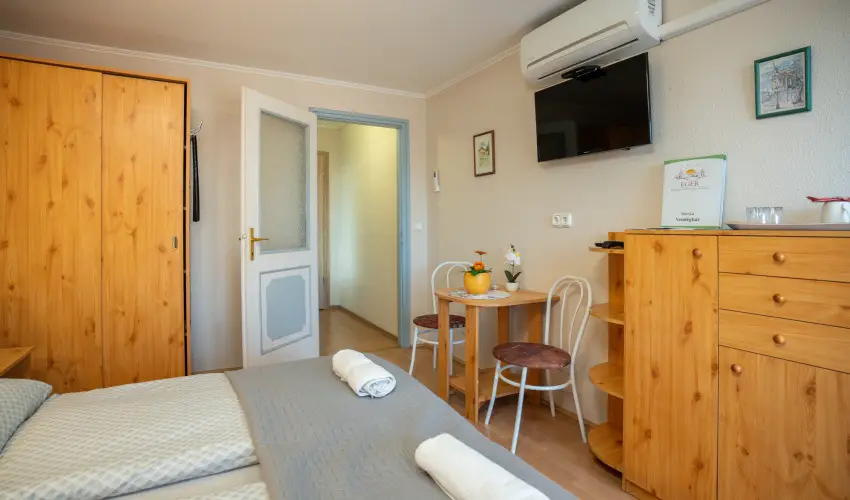 Siesta Vend�gh�z Eger - M�rcius 15. (min. 2 �j)