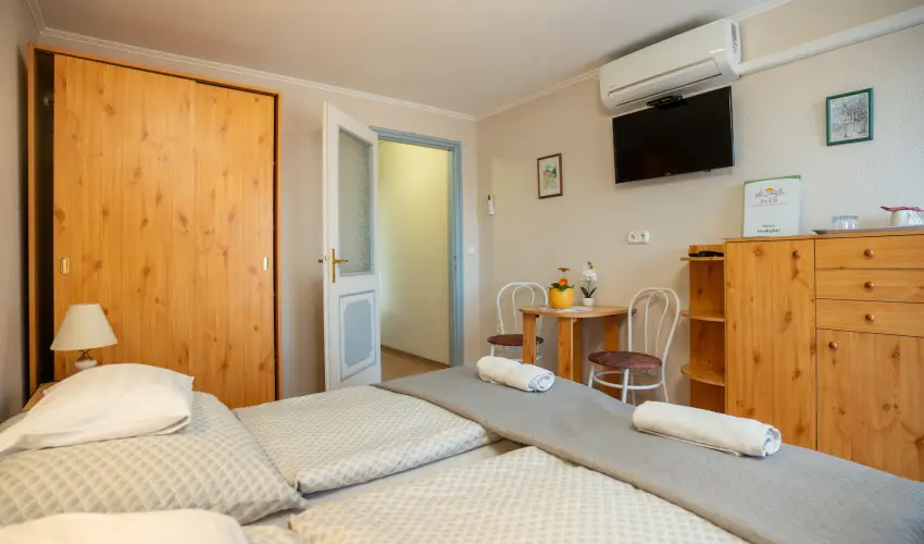 Siesta Vend�gh�z Eger - M�rcius 15. (min. 2 �j)