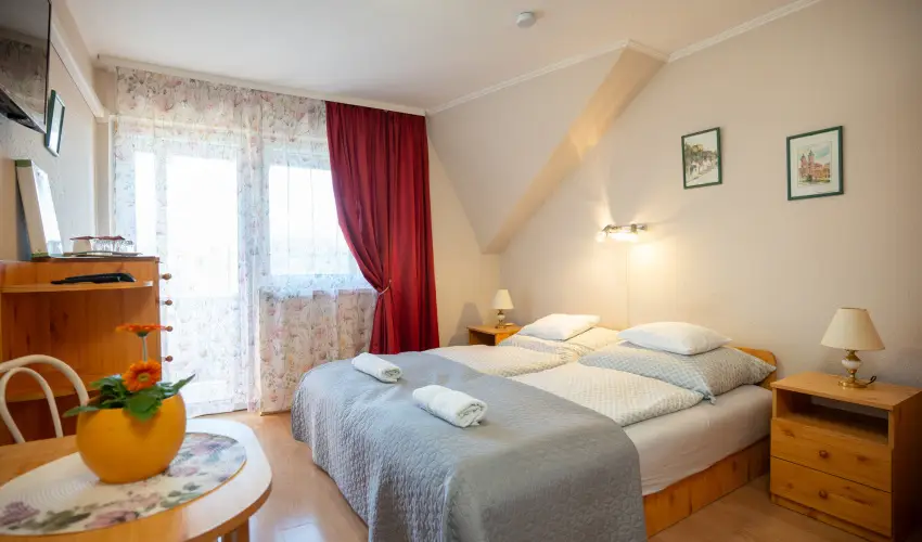 Siesta Vend�gh�z Eger - M�rcius 15. (min. 2 �j)