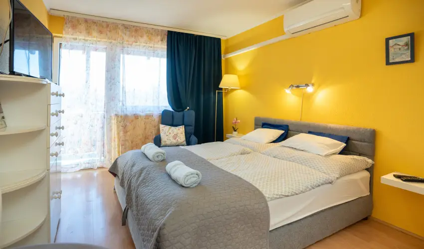 Siesta Vend�gh�z Eger - M�rcius 15. (min. 2 �j)