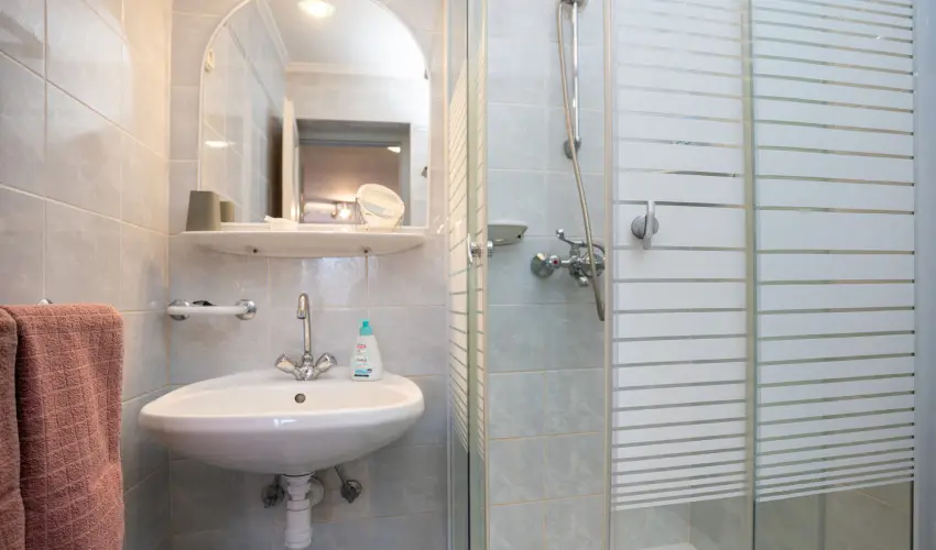 Siesta Vend�gh�z Eger - M�rcius 15. (min. 2 �j)