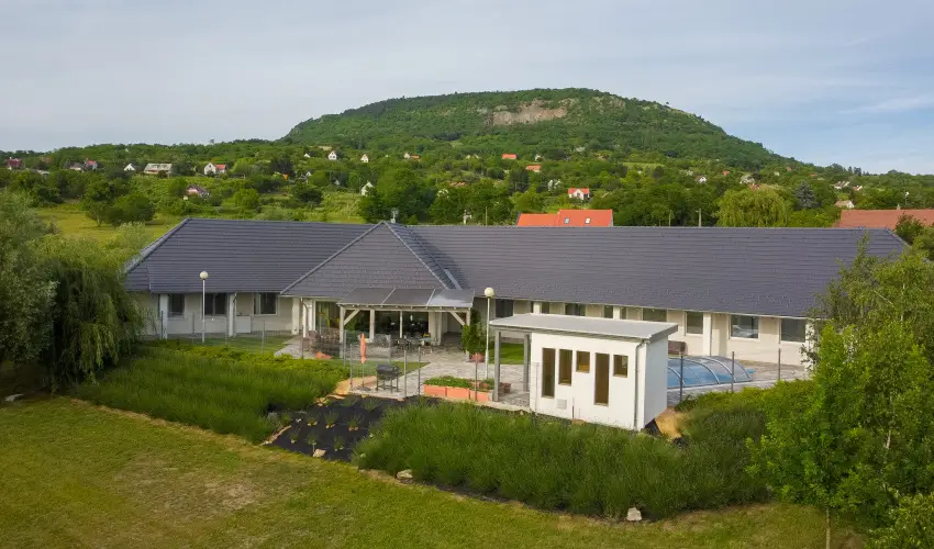 Szent Gy�rgy-hegy Residence Hegymagas - M�rcius 15.