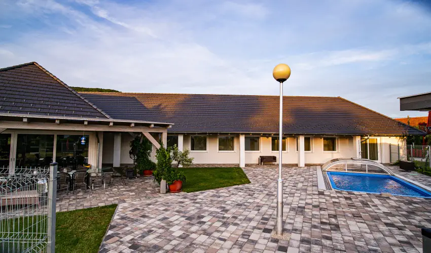 Szent Gy�rgy-hegy Residence Hegymagas - M�rcius 15.