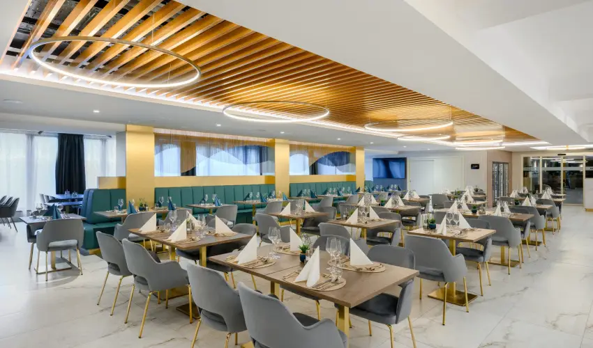 Kenese Bay Garden Resort & Conference Balatonkenese - M�rcius 15. (min. 2 �j)