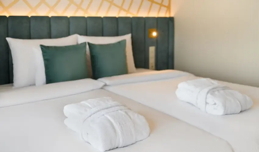 Kenese Bay Garden Resort & Conference Balatonkenese - M�rcius 15. (min. 2 �j)