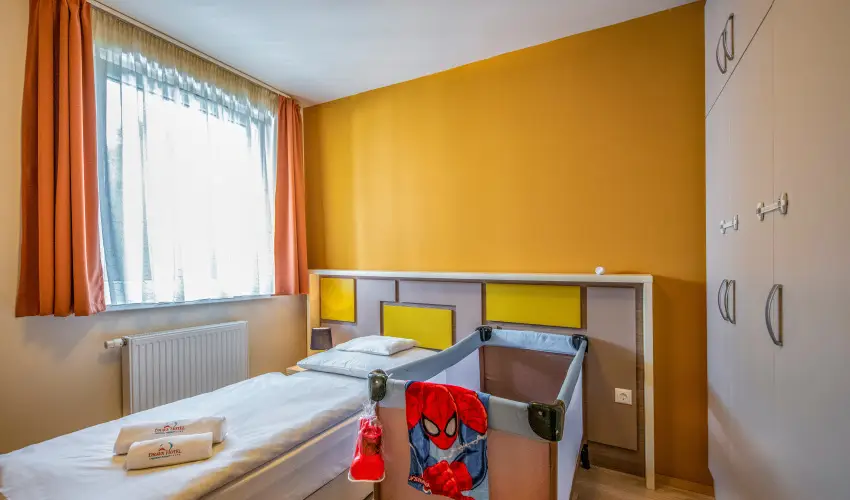 Term�l Apartmanok & Kemping Hark�ny Hark�ny - M�rcius 15. - teljes el�refizet�ssel