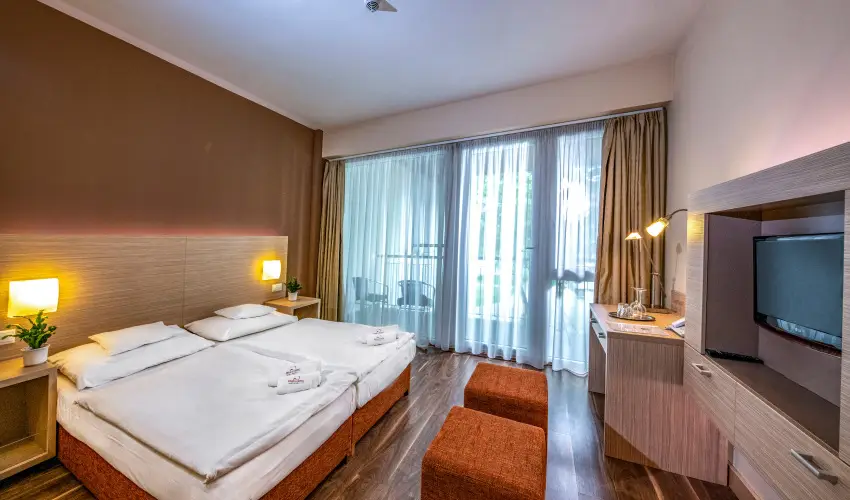 Term�l Apartmanok & Kemping Hark�ny Hark�ny - M�rcius 15. - teljes el�refizet�ssel