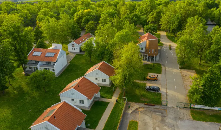 Term�l Apartmanok & Kemping Hark�ny Hark�ny - M�rcius 15. - teljes el�refizet�ssel