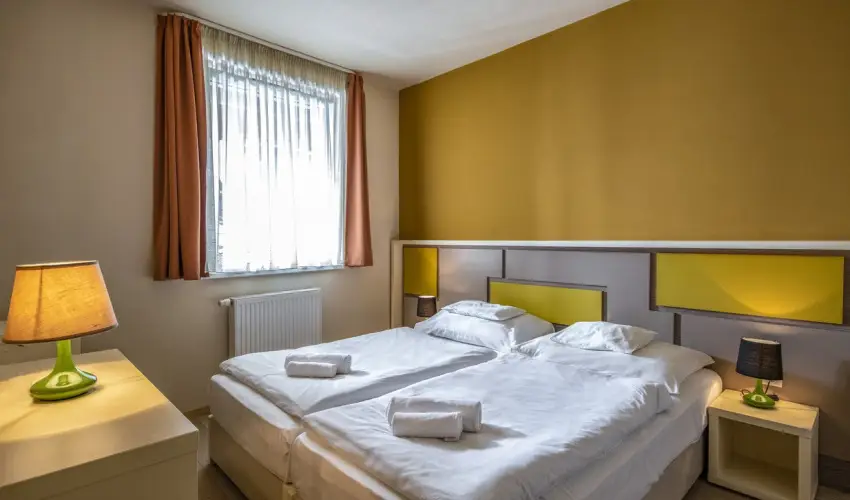 Term�l Apartmanok & Kemping Hark�ny Hark�ny - M�rcius 15. - teljes el�refizet�ssel