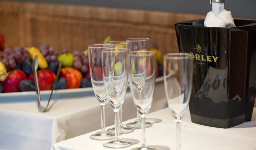 Tisza Balneum Hotel Tiszaf�red - Borvacsora Mautner Zs�fi�val (min. 2 �j)