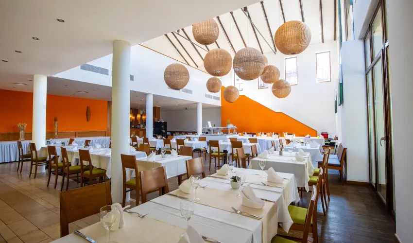 Tisza Balneum Hotel Tiszaf�red - Borvacsora Mautner Zs�fi�val (min. 2 �j)