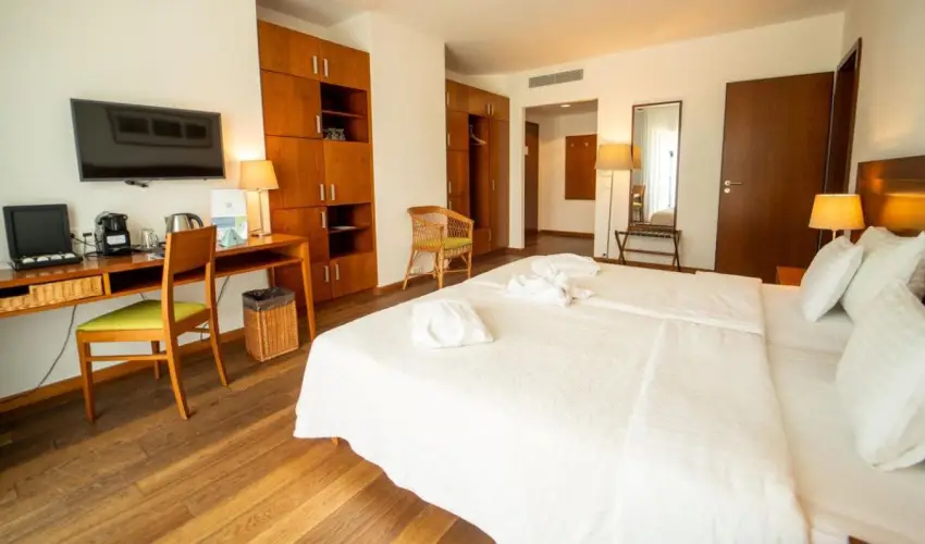 Tisza Balneum Hotel Tiszaf�red - Borvacsora Mautner Zs�fi�val (min. 2 �j)