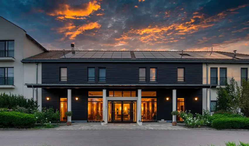 Tisza Balneum Hotel Tiszaf�red - Borvacsora Mautner Zs�fi�val (min. 2 �j)