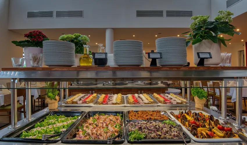 Tisza Balneum Hotel Tiszaf�red - Borvacsora Mautner Zs�fi�val (min. 2 �j)