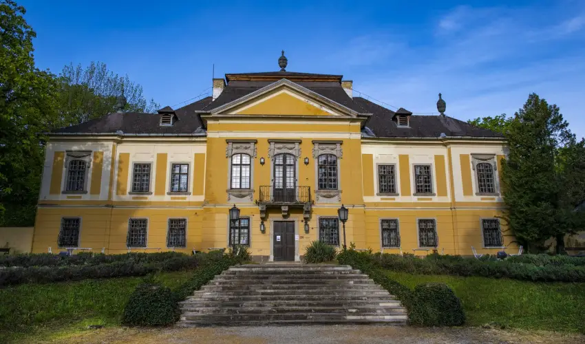 T�nd�rkert Hotel Noszvaj - M�rcius 15. 