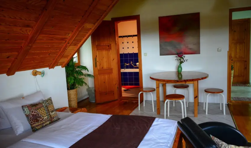 Vadr�zsa Vend�gh�z Szentendre - M�rcius 15. (min. 2 �j)